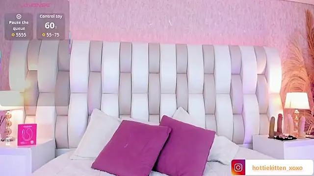 Snapshot of Viollet_xoxo chatting on February 7, 2026, 7:06 pm Viollet xoxo online show from February 7, 2026, 7:06 pm