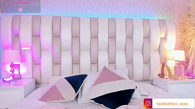 Snapshot of Viollet_xoxo chatting on February 28, 2026, 7:37 pm Viollet xoxo online show from February 28, 2026, 7:37 pm