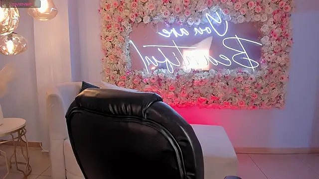 MiaLaurence online show from October 5, 2025, 5:00 pm