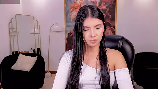 MiaLaurence online show from May 19, 2026, 6:58 pm