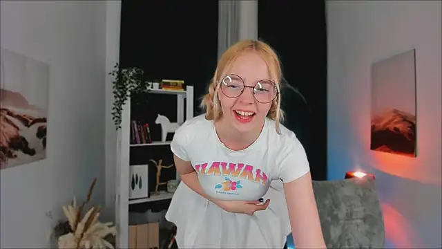 Snapshot of BellaMontgomery chatting on September 10, 2025, 9:48 pm BellaMontgomery online show from September 10, 2025, 9:48 pm