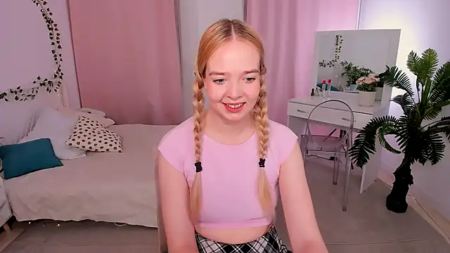 Snapshot of BellaMontgomery chatting on October 10, 2025, 9:25 pm BellaMontgomery online show from October 10, 2025, 9:25 pm