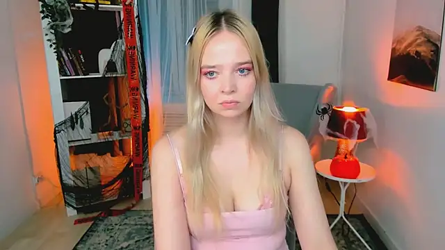 Snapshot of BellaMontgomery chatting on October 28, 2025, 10:56 pm BellaMontgomery online show from October 28, 2025, 10:56 pm