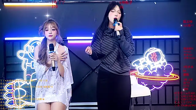 EYgirl222 online show from October 4, 2025, 8:23 am