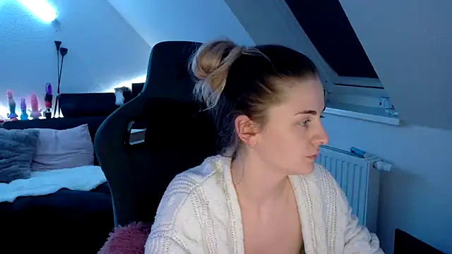 Melly4You online show from April 16, 2026, 10:34 pm