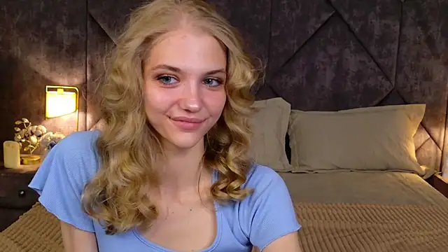 4example Chloe online show from April 18, 2026, 5:44 am