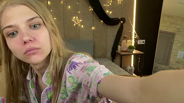 4example Chloe online show from April 20, 2026, 5:21 am