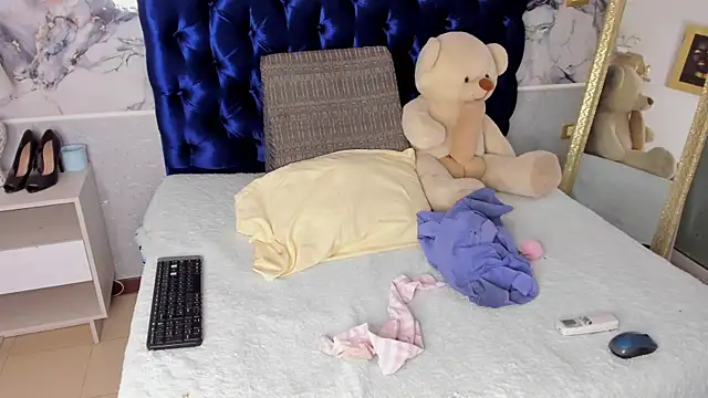 TANISHA HILL online show from November 27, 2025, 7:38 pm