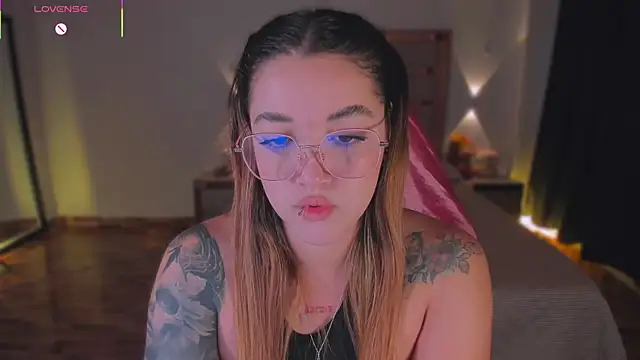 lunaarose online show from December 16, 2025, 4:17 am