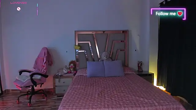 lunaarose online show from January 11, 2026, 4:06 am