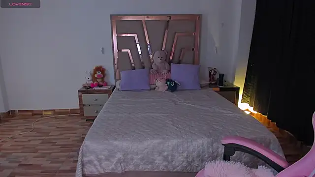 lunaarose online show from April 7, 2026, 3:18 am