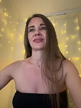 Snapshot of LucieMack chatting on July 19, 2026, 6:22 pm LucieMack online show from July 19, 2026, 6:22 pm