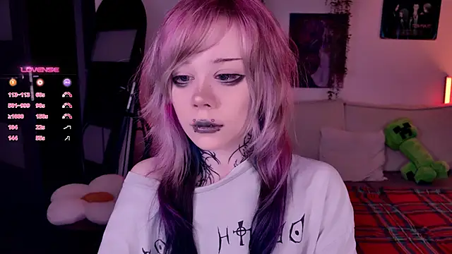 Lollyshy online show from November 6, 2025, 10:38 am