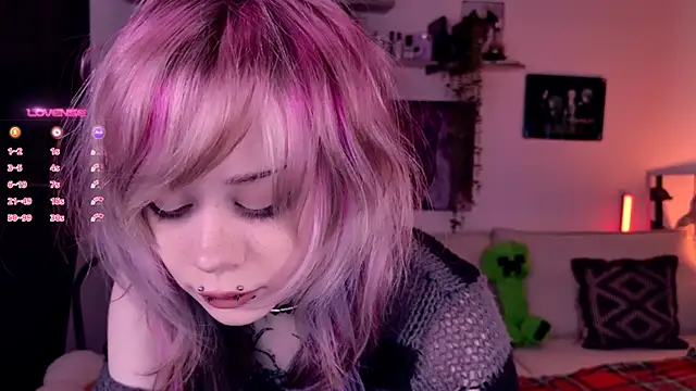 Lollyshy online show from November 19, 2025, 9:42 am