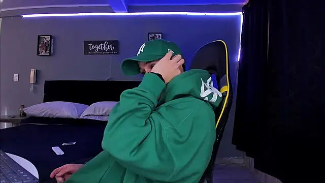 alexgiraldo   online show from October 15, 2025, 12:49 pm