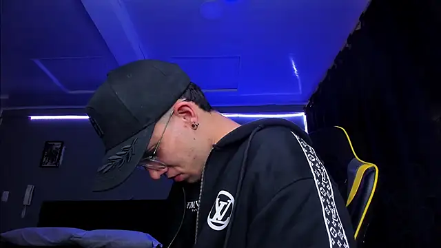 alexgiraldo   online show from November 3, 2025, 11:33 am