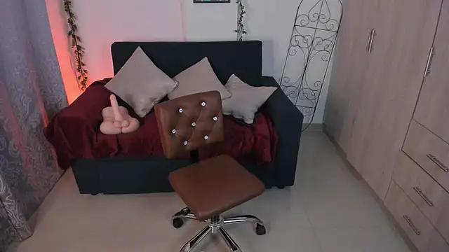 mishelkrave  online show from October 10, 2025, 12:20 am