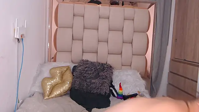 emarosse1 online show from November 30, 2025, 3:54 am