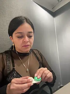 Emily Rivers  online show from November 21, 2025, 1:21 pm