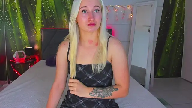 HollyTailors online show from October 17, 2025, 12:08 pm