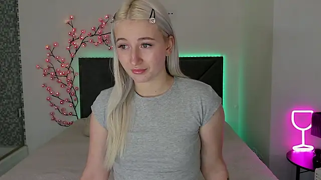 HollyTailors online show from January 14, 2026, 1:39 pm