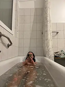 Emilia Mausi online show from April 2, 2026, 7:44 pm