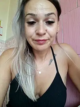 iSelena online show from September 9, 2025, 5:40 am