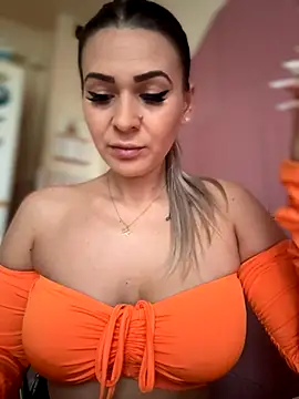 iSelena online show from October 13, 2025, 4:56 am