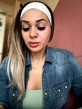 iSelena online show from November 13, 2025, 5:50 am