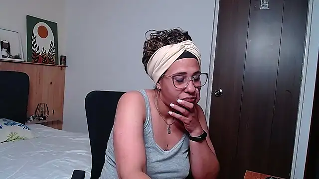 IVONNE COLLINS33 online show from September 23, 2025, 2:58 am