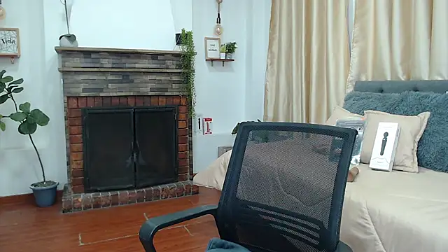 zohet kriss online show from October 6, 2025, 2:03 pm