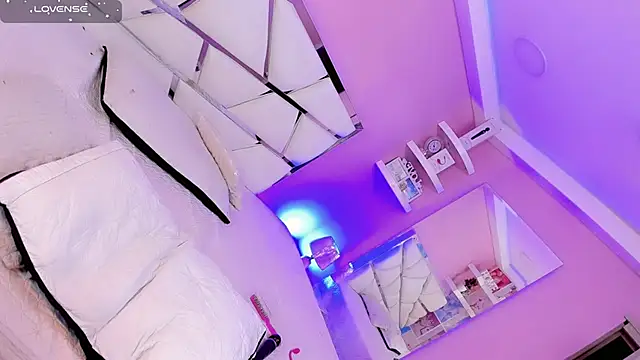 Ariia-janee online show from November 26, 2025, 6:14 am