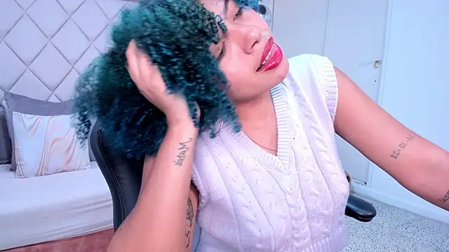 momo ayasse online show from November 26, 2025, 9:49 pm