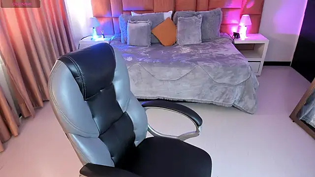 Catti Brie online show from November 7, 2025, 11:54 am