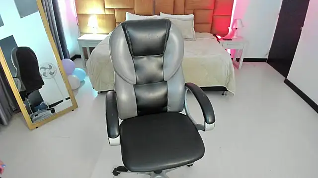 Snapshot of Catti_Brie chatting on April 25, 2026, 11:35 am Catti Brie online show from April 25, 2026, 11:35 am