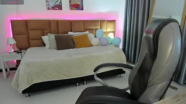 Snapshot of Catti_Brie chatting on May 19, 2026, 11:49 am Catti Brie online show from May 19, 2026, 11:49 am