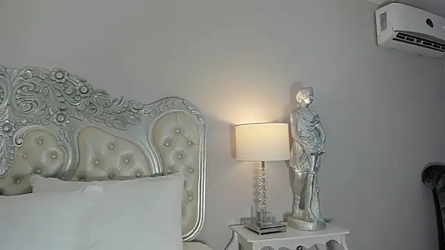 CarolineLee  online show from December 13, 2025, 10:37 pm