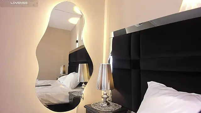Snapshot of CarolineLee_ chatting on July 1, 2026, 10:42 pm CarolineLee online show from July 1, 2026, 10:42 pm