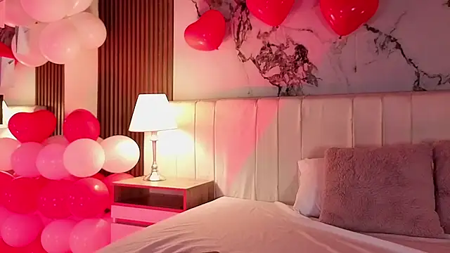 Snapshot of LunaRosse_ chatting on February 14, 2026, 12:13 pm LunaRosse online show from February 14, 2026, 12:13 pm