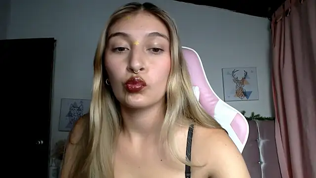 SophiaaLee online show from April 24, 2026, 12:13 am