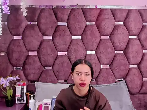 Nanis James online show from February 25, 2026, 2:43 am