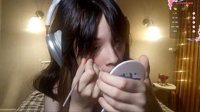 Honeey Beee online show from December 19, 2025, 5:20 pm