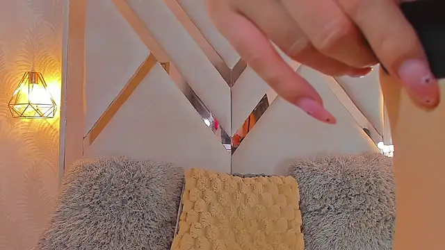 anni honeyriveras online show from September 24, 2025, 7:06 pm