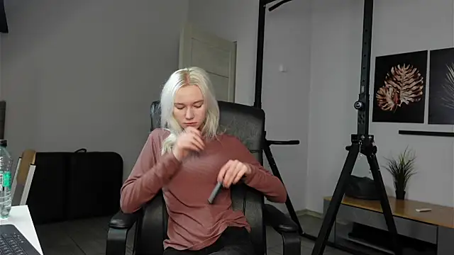 Laura Chaplin online show from November 9, 2025, 6:44 am