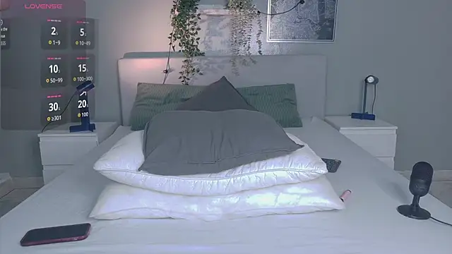 Nickifox   online show from November 27, 2025, 8:00 pm