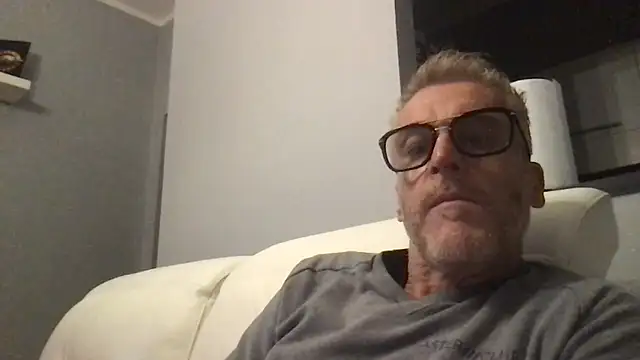 Axl hot online show from November 14, 2025, 8:51 pm