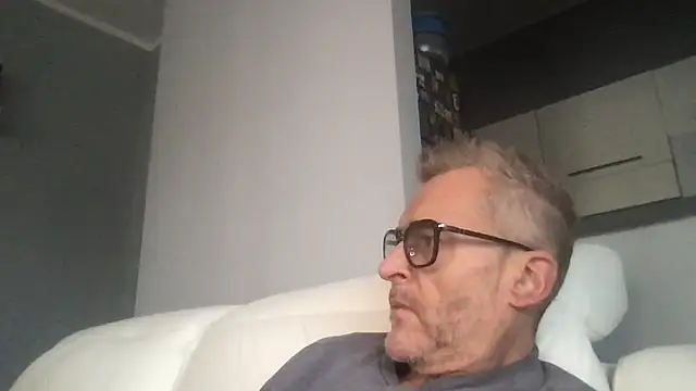 Axl hot online show from November 23, 2025, 12:05 pm