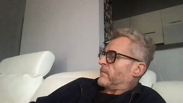 Axl hot online show from January 10, 2026, 2:19 pm