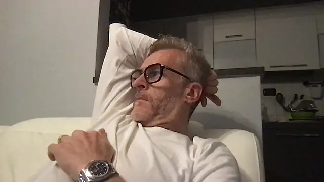 Axl hot online show from April 8, 2026, 9:15 pm