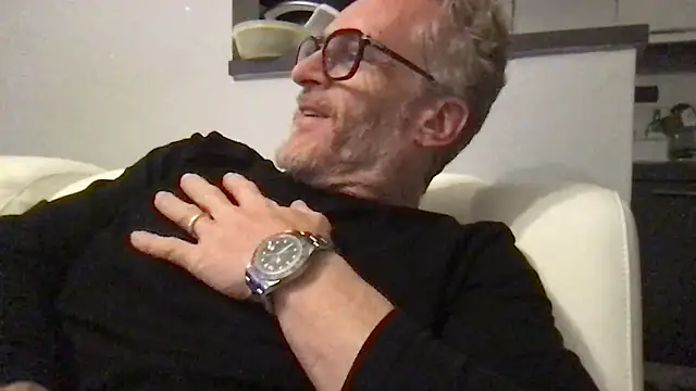 Axl hot online show from April 19, 2026, 8:33 pm